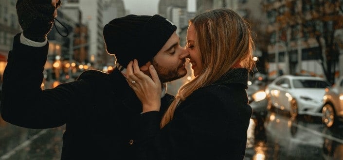 How to get a girl to kiss you - Get her to kiss for the first time