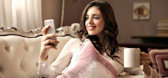Pexels / Bruce Mars How to Tell if a Girl Likes You Over Text in 7 Easy steps-Know When to Go For it - ask her out