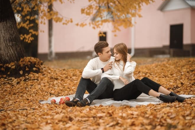 a-couple-at-a-picnic- Signs a girl wants you to kiss her - Main