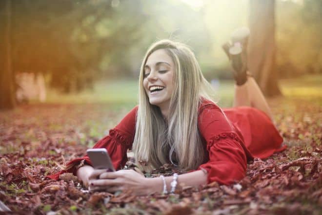 woman-in-red-dress-lying-on-brown-dried-leaves- Mensajes de amor para ella - main