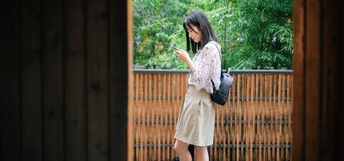 Unsplash / Raychan How to Tell if a Girl Likes You Over Text in 7 Easy steps-Know When to Go For it - red flags