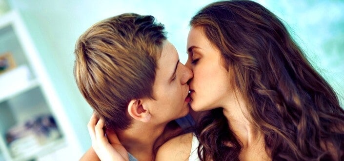 First Date Kiss: Pros and Cons