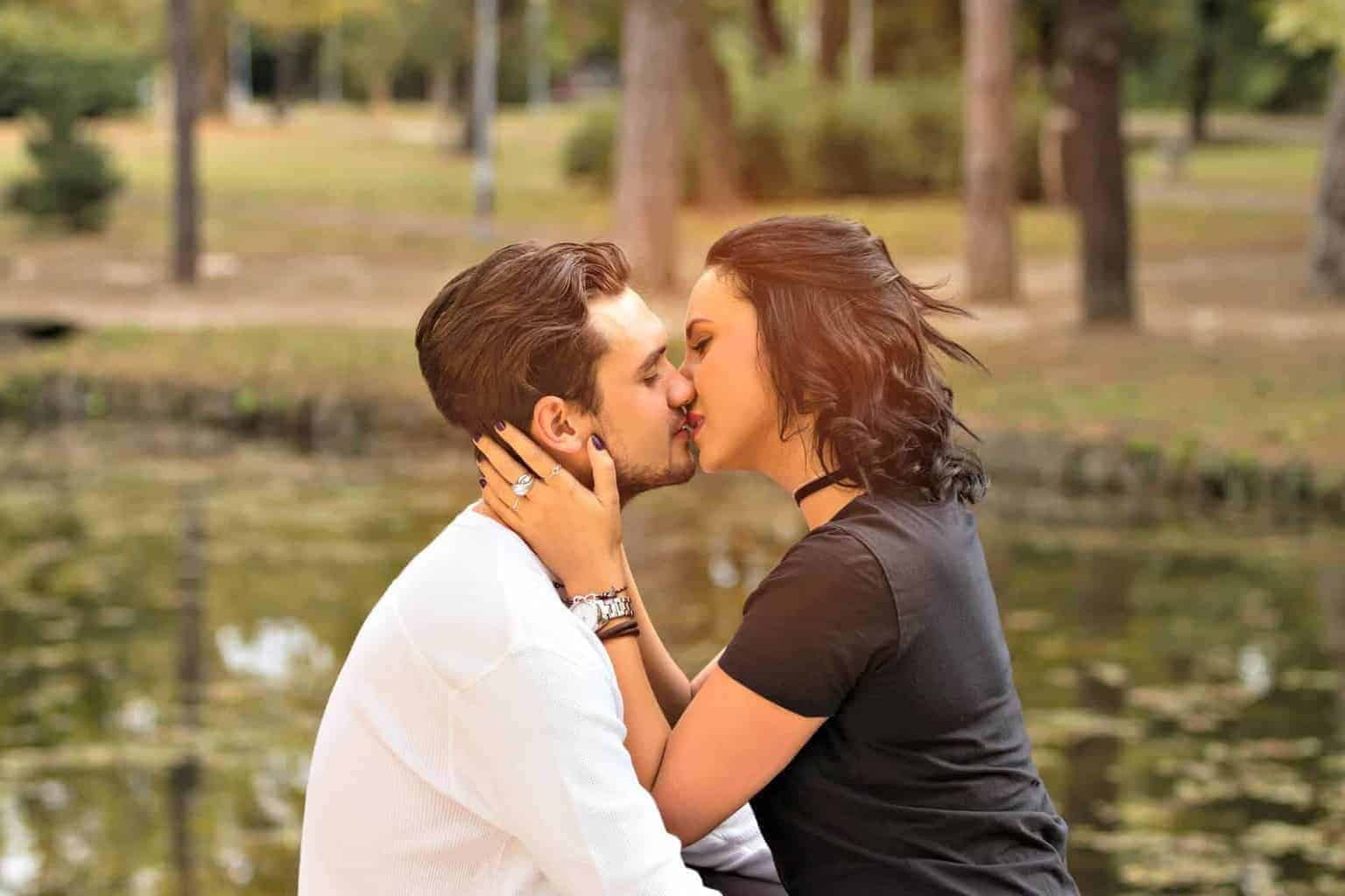 First Date Kiss: Pros and Cons