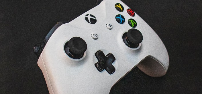 white Xbox 360 controller