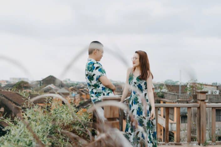 happy-couple-in-same-outfits-on-roof-pexels