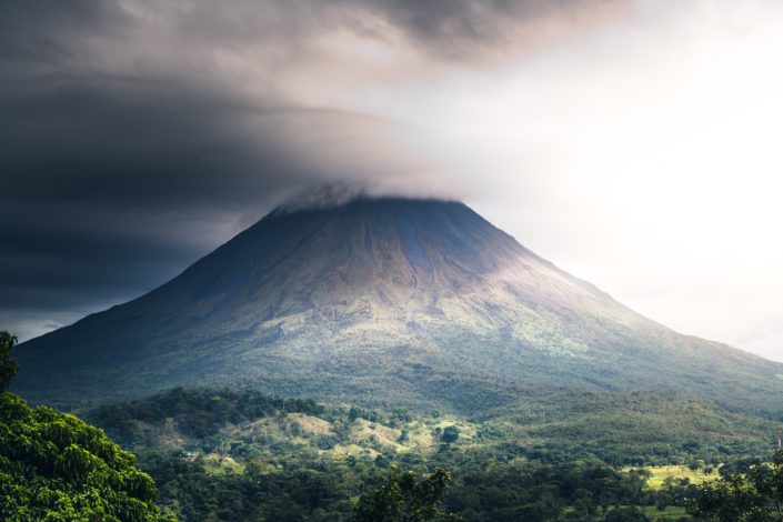 Which is the largest volcano in the world?.jpg