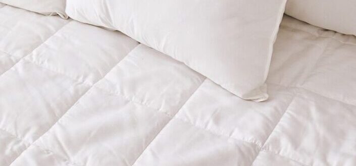 Nacreous Mattress Pad review - white sheet and white pillow