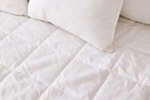 Slumber Cloud Nacreous Mattress Pad review - white sheet and white pillow