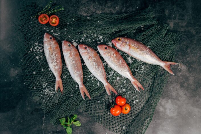 5 pieces of fish with salt and tomatoes.