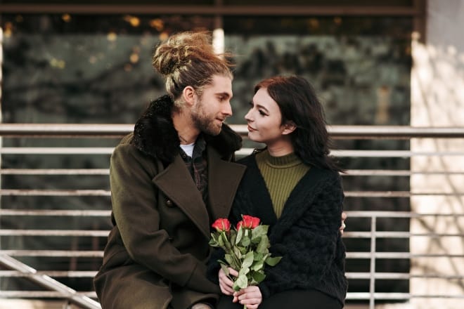 A happy couple looking at each other - 21 questions for a new relationship