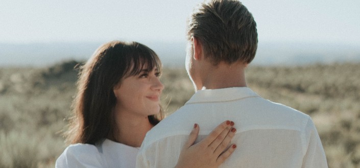 happy woman hugging his man in a field (1)