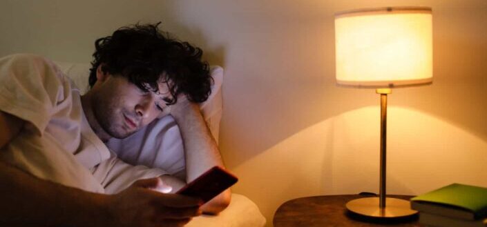 a-man-using-his-smartphone-while-in-bed-stockpack-pexels