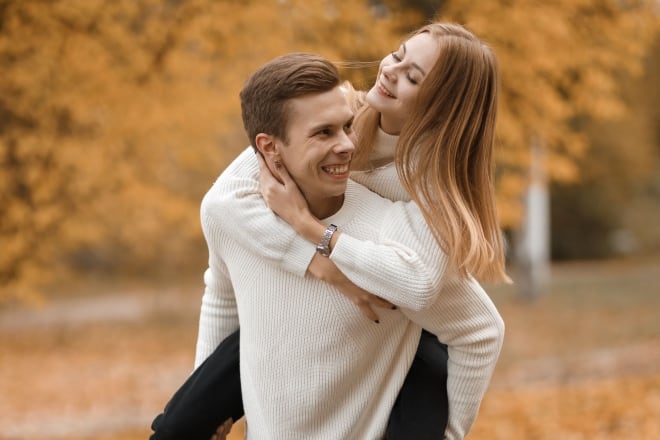 How Can I Impress My GF - Guy carrying her girlfriend on his back