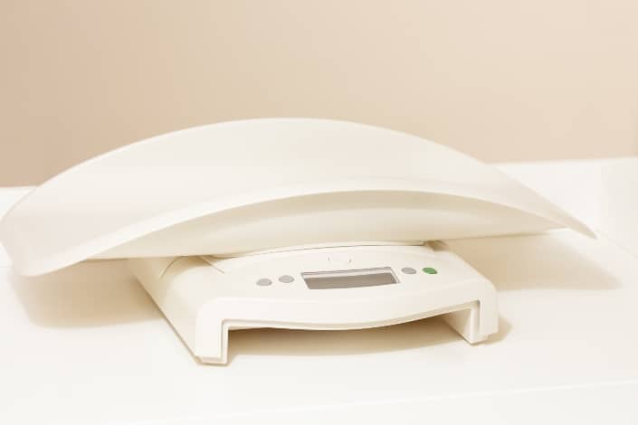 A newborn weighing scale