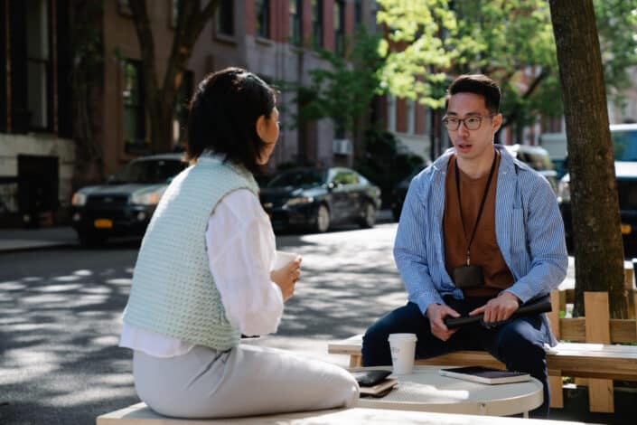 two-people-having-a-discussion-stockpack-pexels