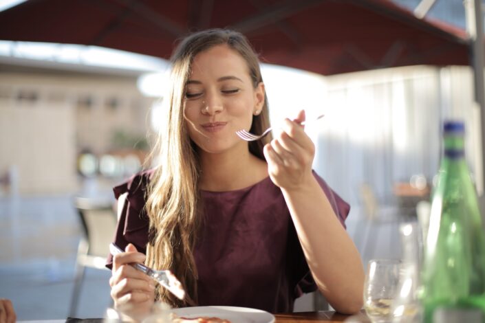 woman-in-purple-eating-stockpack-pexels