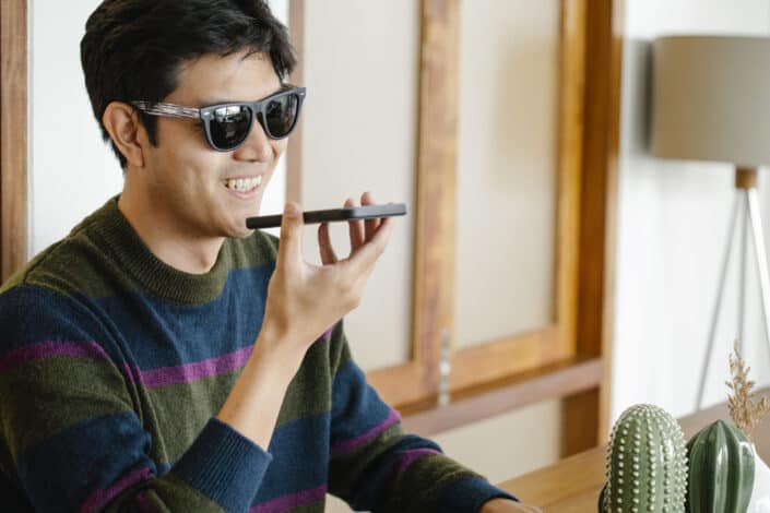 Man in casual outfit talking to the phone