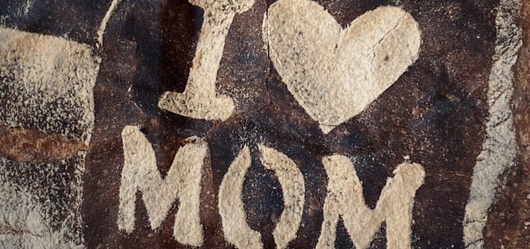 i love mom word on the wall