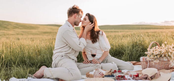 couple having a picnic date